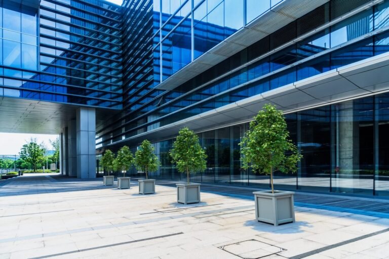 Exklusive outdoor pflanzkübel vor moderner Büroarchitektur mit klarer Linienführung